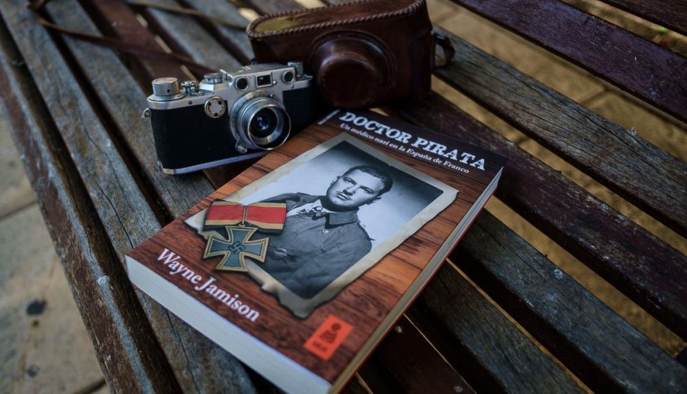 La nueva obra, 'Doctor Pirata', y la cámara Leica que Frits Knipa usó en la II Guerra Mundial.