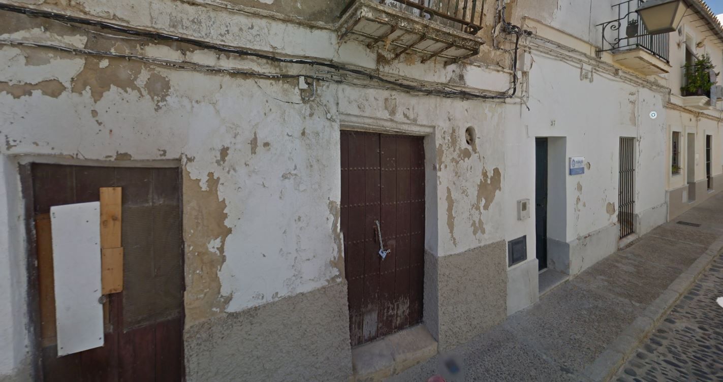 honsarioExterior de la vivienda que sale a licitación por venta forzosa en calle Honsario, en el centro de Jerez. 