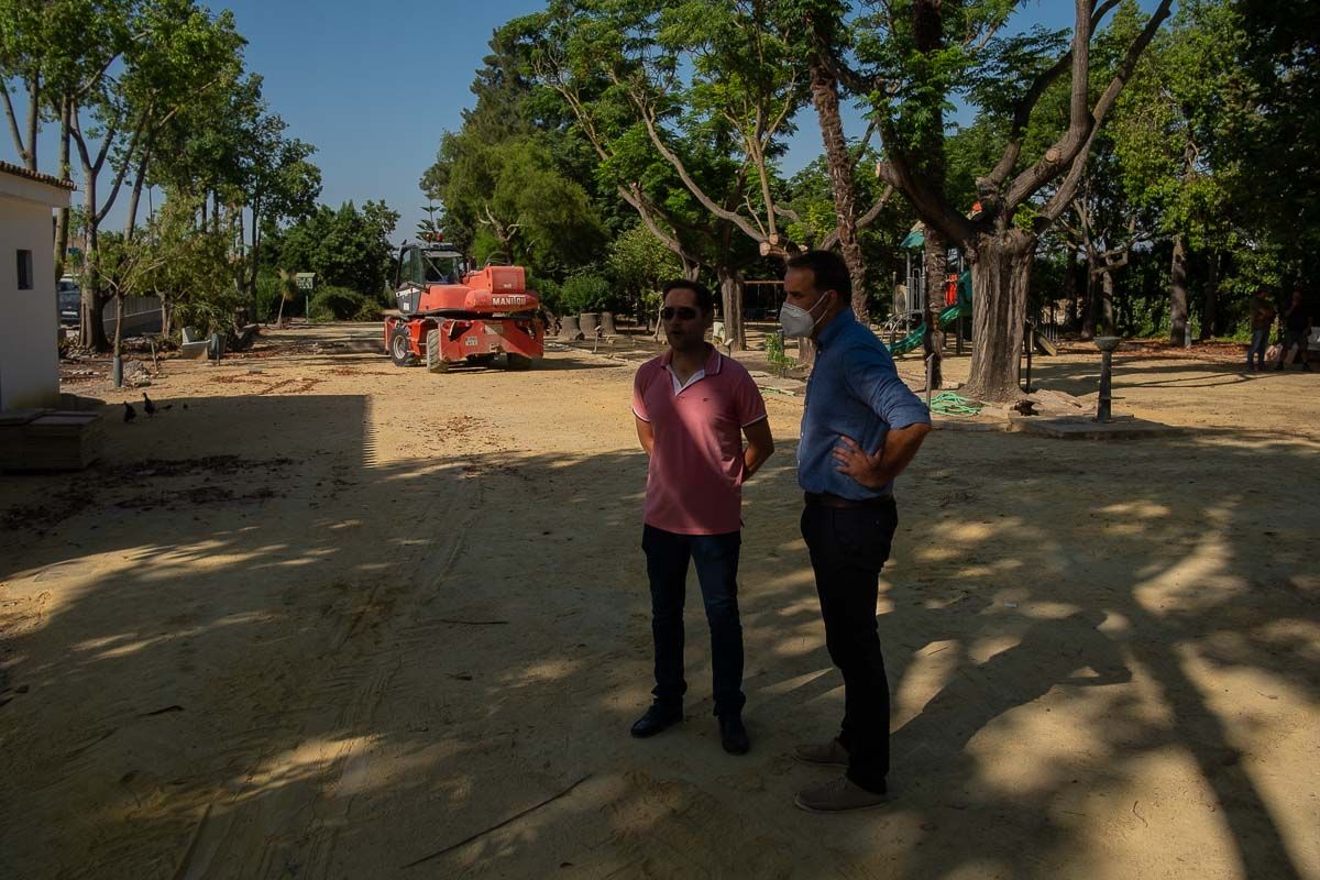 Los ediles de Trebujena, José Miguel Pérez y Ramón Galán, en el parque de la Toya.