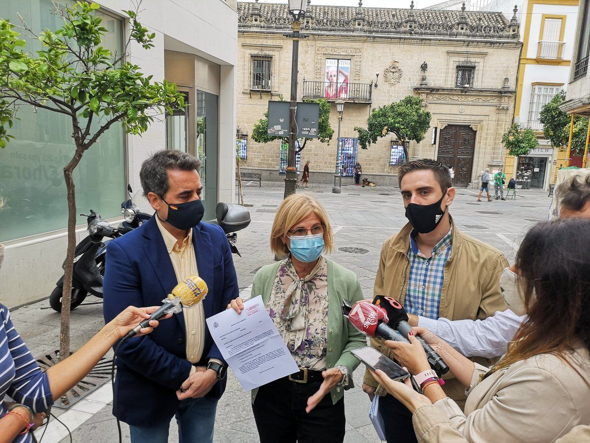 Pelayo, en el centro de la imagen, ha denunciado que el Gobierno no ha reconocido ni al 2% de gaditanos que han solicitado el IMV.