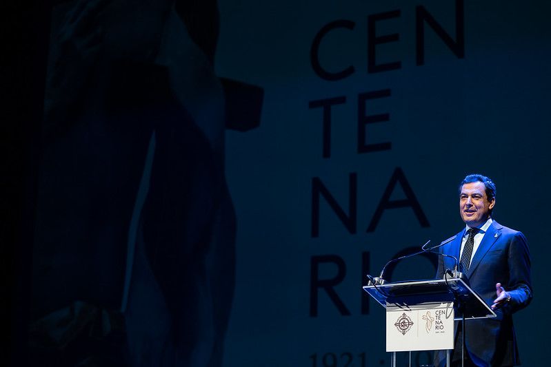 El presidente de la Junta, Juan Manuel Moreno, durante la presentación del centenario de la Agrupación de Cofradías de la Semana Santa de Málaga.