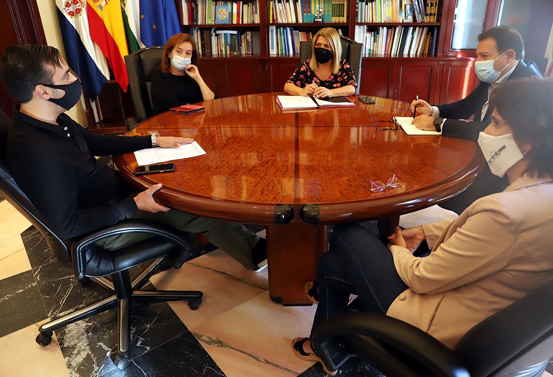 Un momento de la reunión de la alcaldesa con miembros del Clúster Destino Jerez para informar sobre los nuevos proyectos de hoteles.
