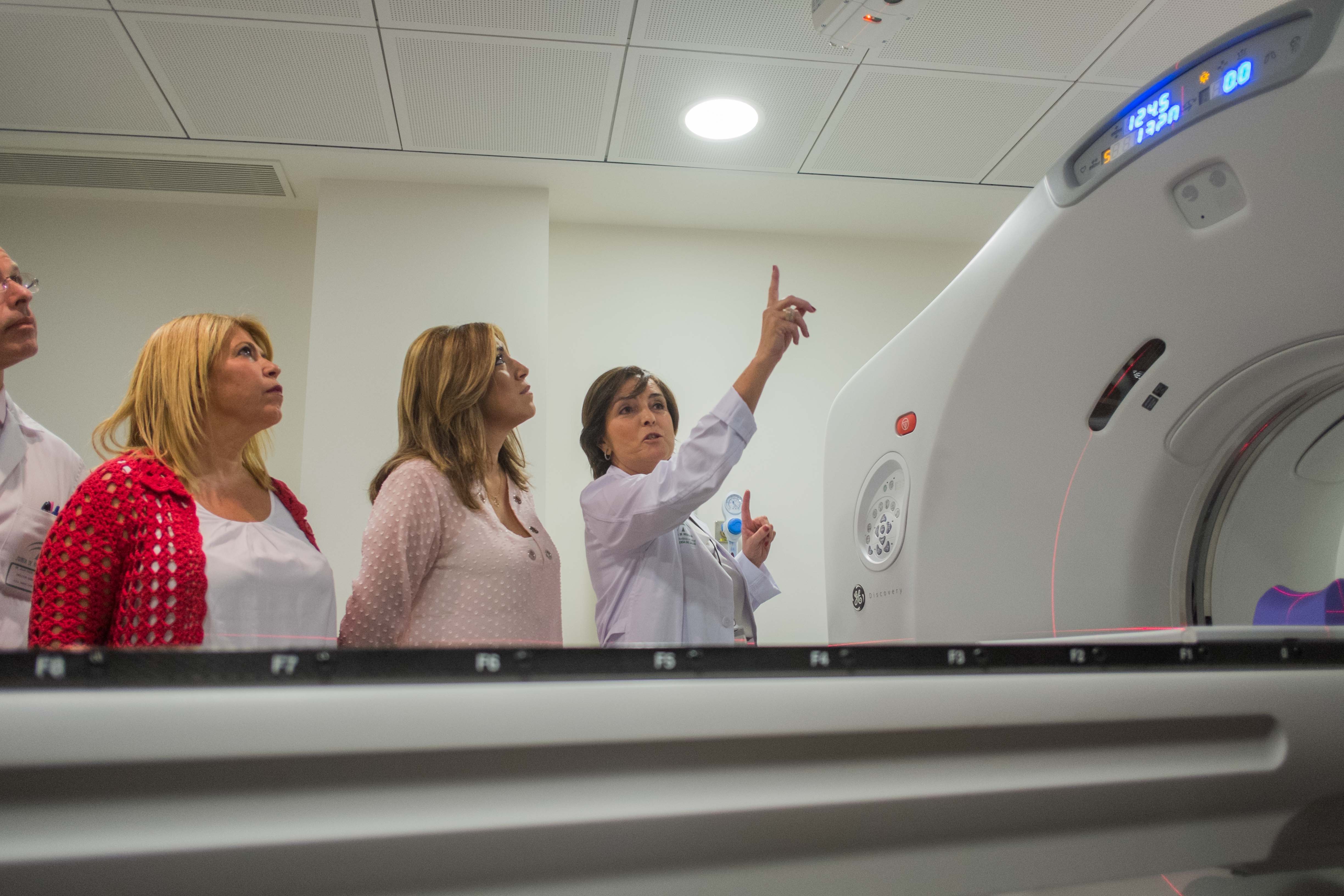 Mamen Sánchez con Susana Díaz en la unidad de radioterapia del Hospital, que abrió con una década de retraso. FOTO: MANU GARCÍA