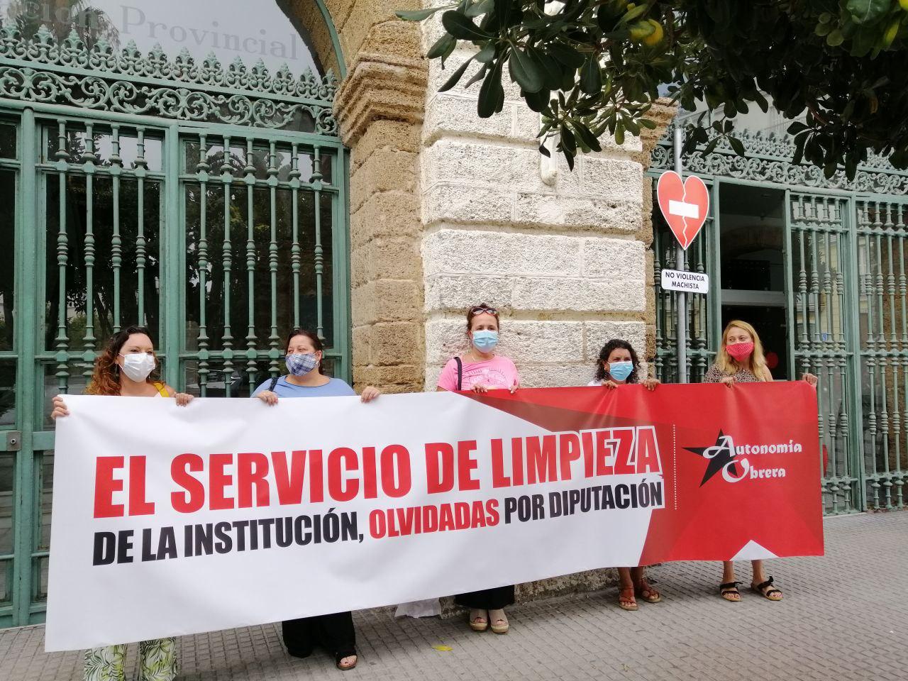 Las trabajadoras del antiguo colegio La Institución, ya clausurado, en protesta.