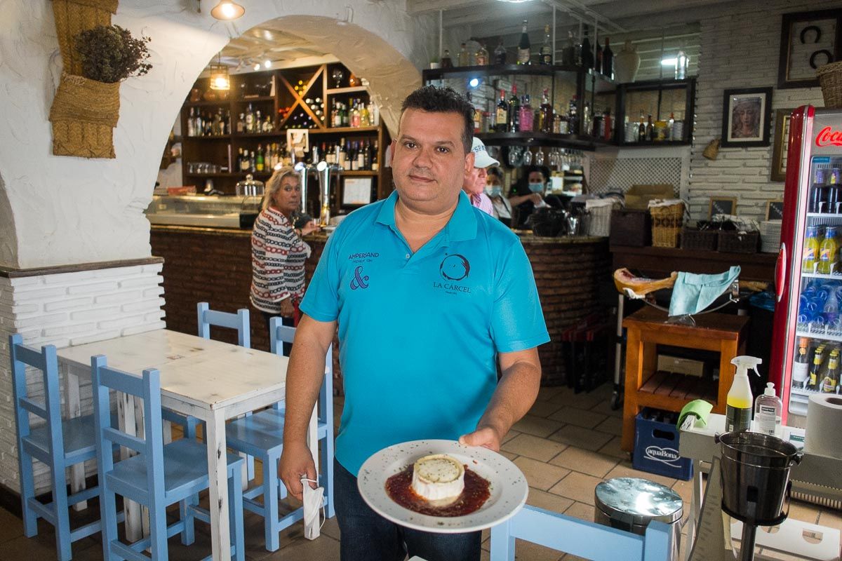 Saborido, con un queso al horno especial de La Cárcel.