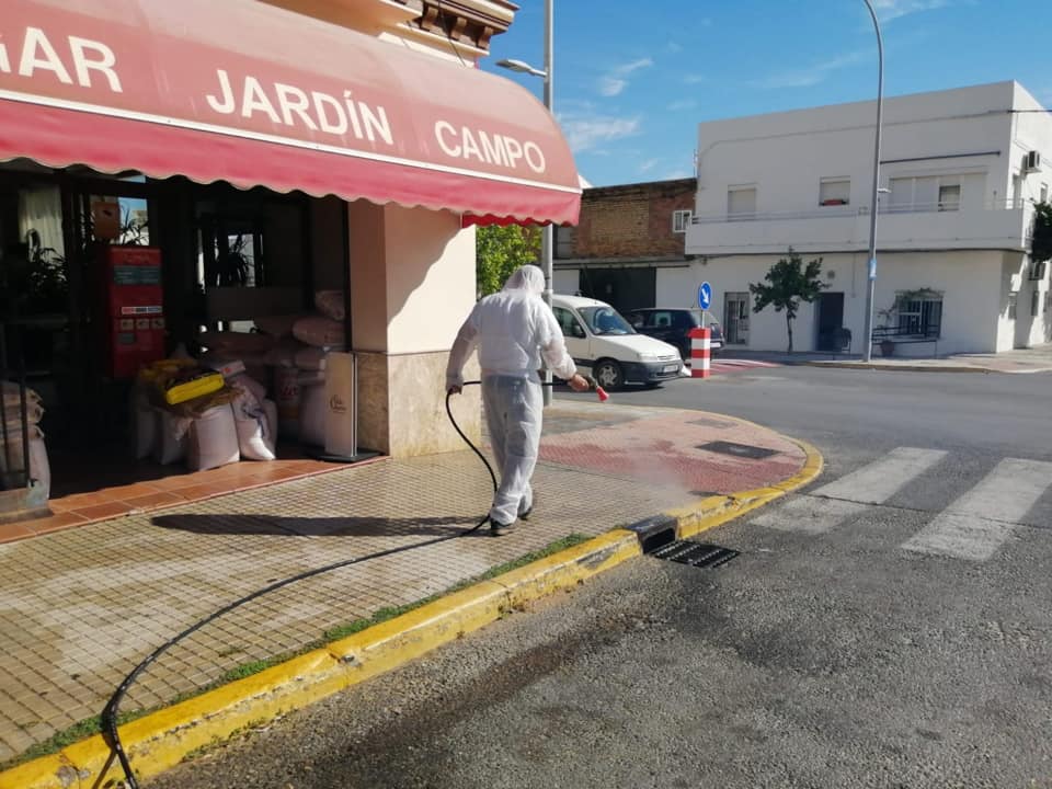 Un operario desinfecta las calles de San José del Valle. FOTO: Ayto.