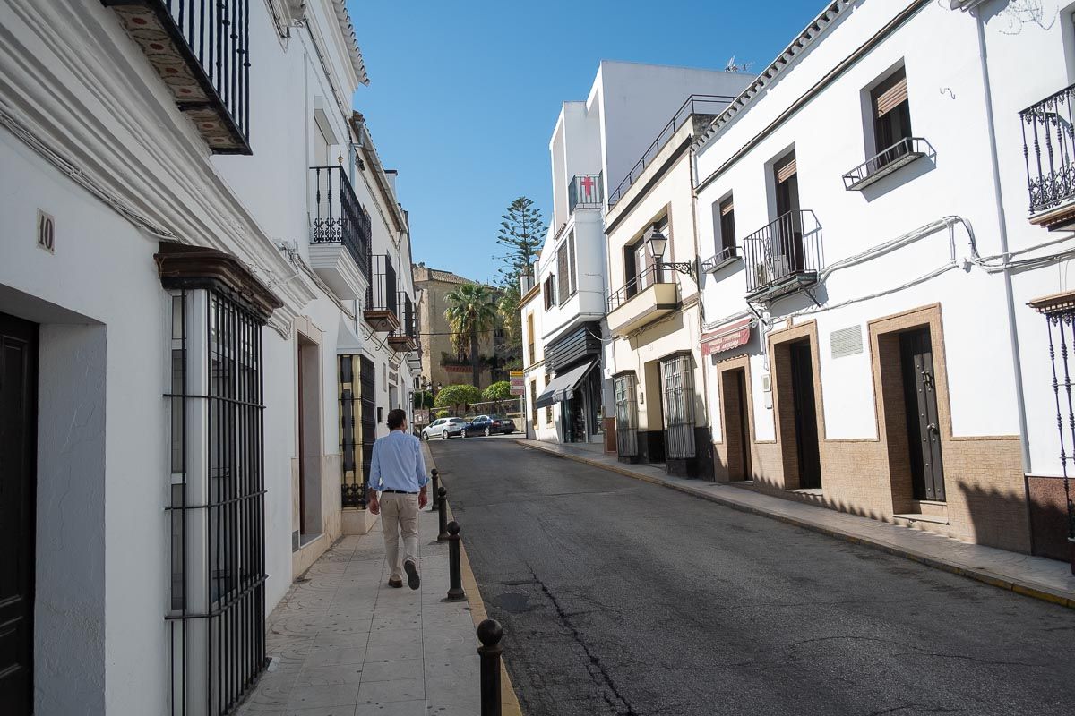 Un hombre pasea por Bornos, una de las localidades con más casos de covid.