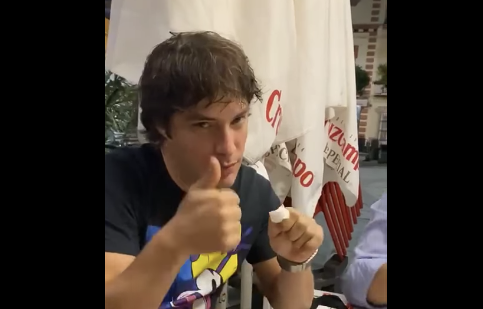 Jordi Cruz, uno de los miembros del trío de presentadores de 'MasterChef', en un momento del vídeo.