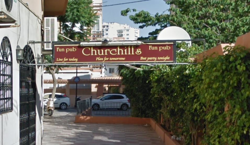 El pub Churchill, en Fuengirola, donde coincidieron primero autor y víctima de los hechos.