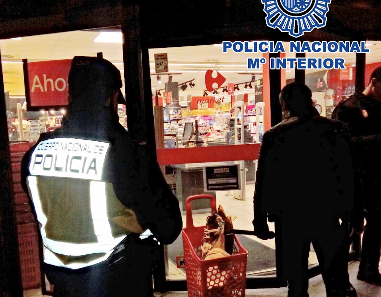 La Policía interviene tras un robo frustrado recientemente en el Carrefour Exprés de calle Doña Blanca.
