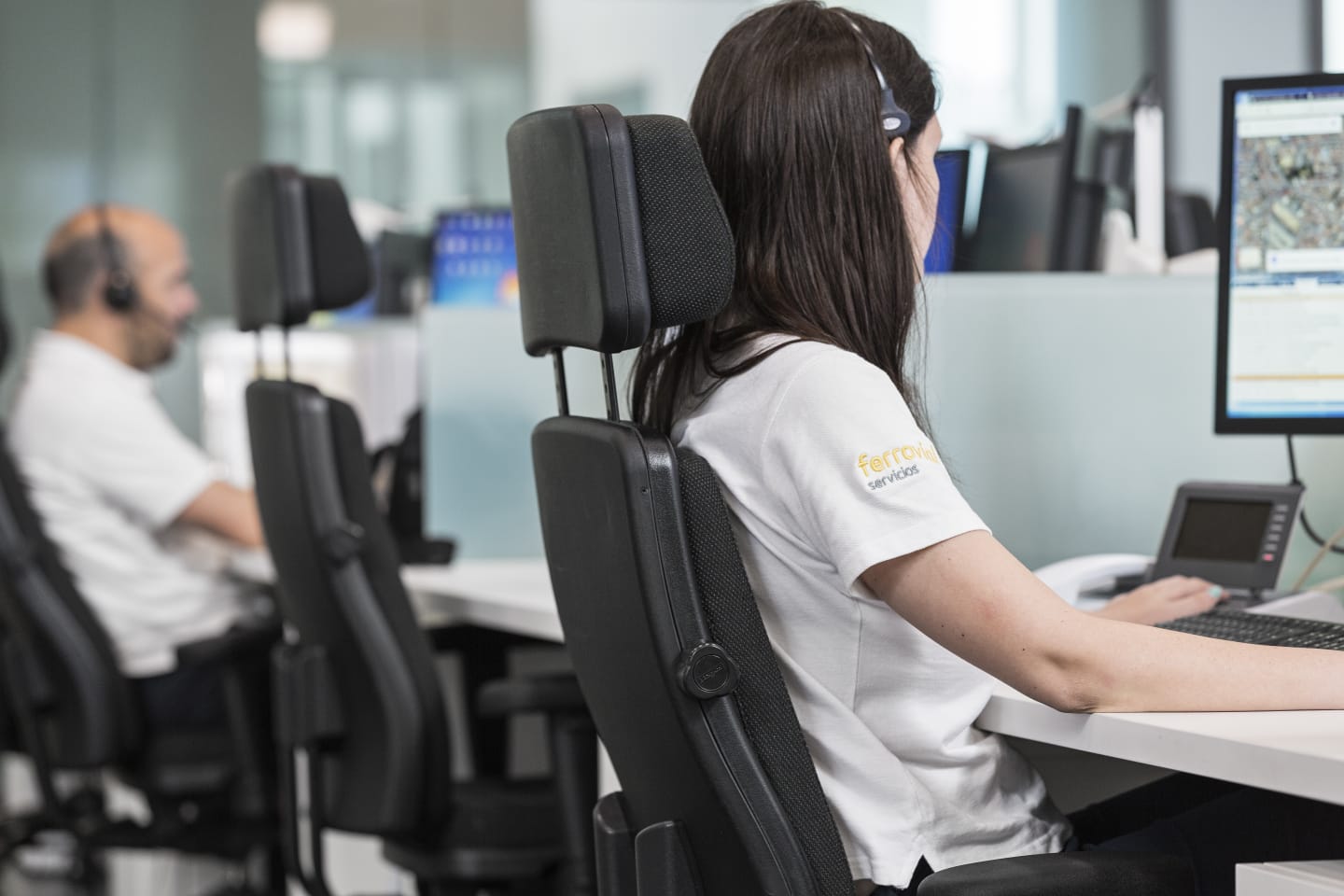 Dos empleados del servicio del 112 gestionado por Ferrovial. FOTO: 112