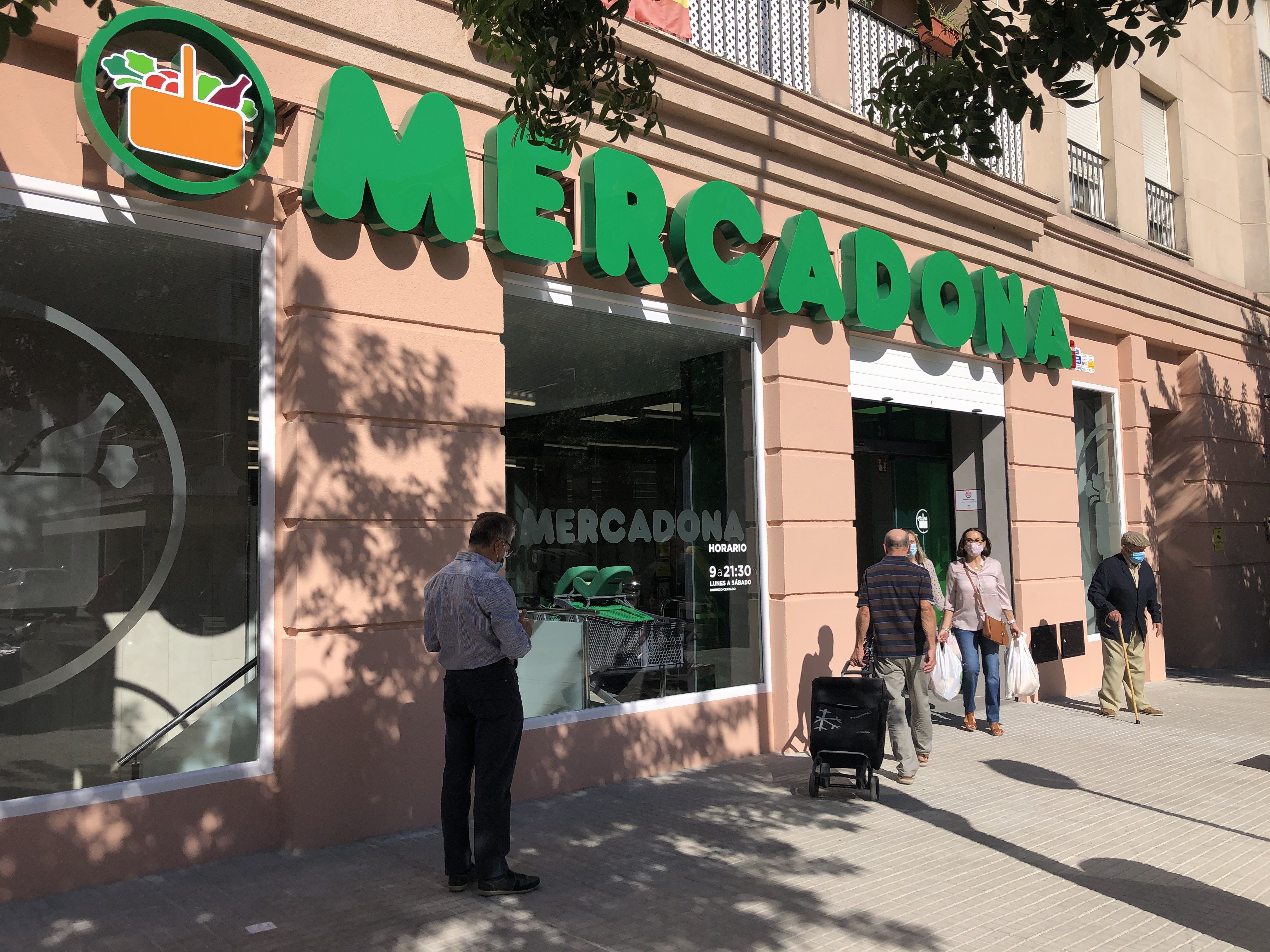 Acceso principal del Mercadona de Pío XII.