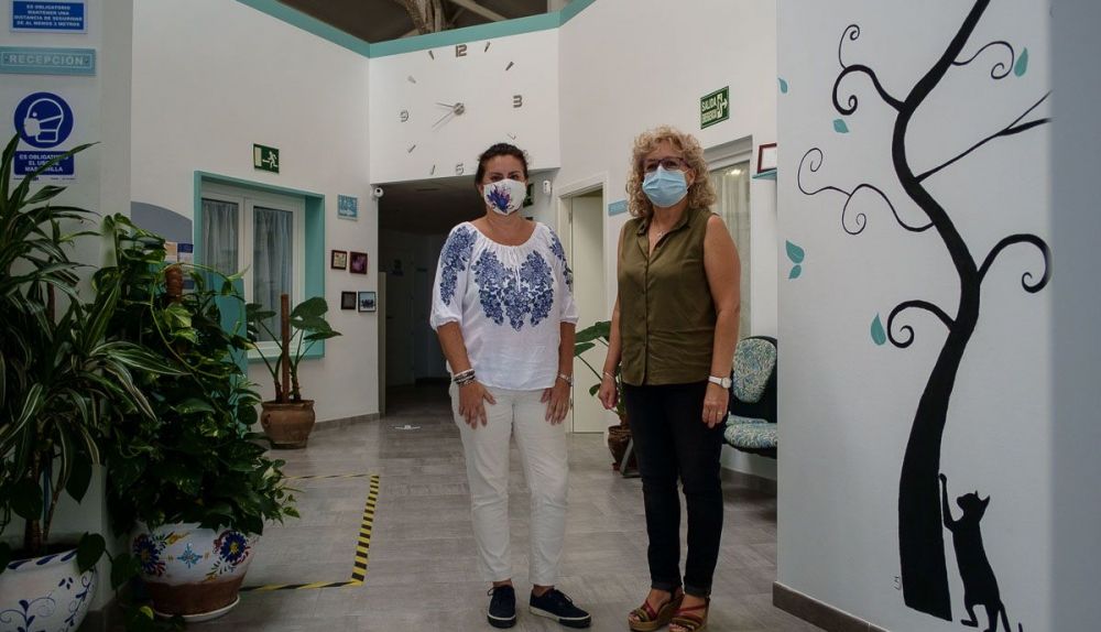 Eva y Carmen en la entrada de la Unidad de Estancia Diurna de San Fernando.