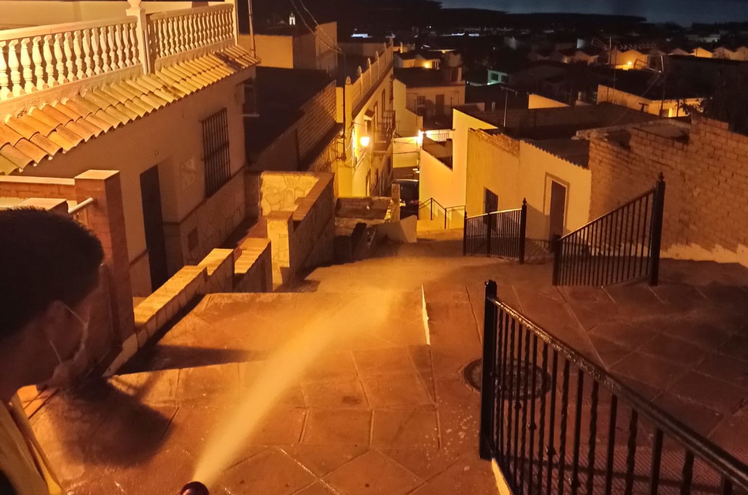 Un operario desinfecta las calles de Bornos. FOTO: Ayto.