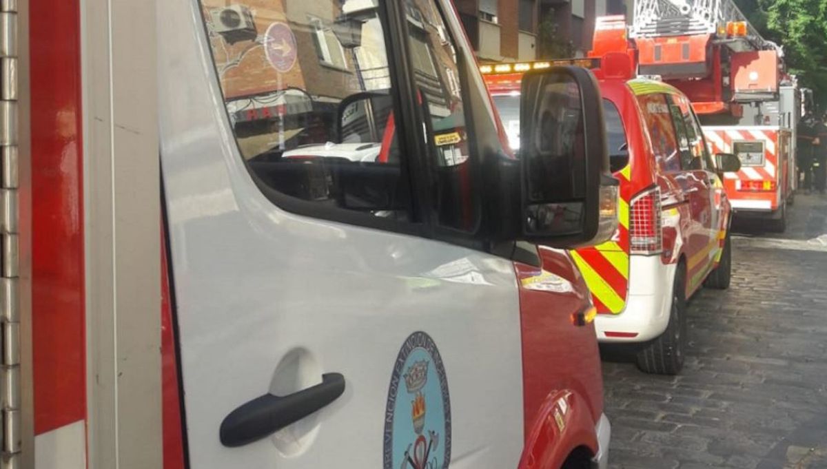 Los bomberos apagaron el fuego de cuatro vehículos ardiendo que provocaron el desalojo de viviendas en Sevilla.