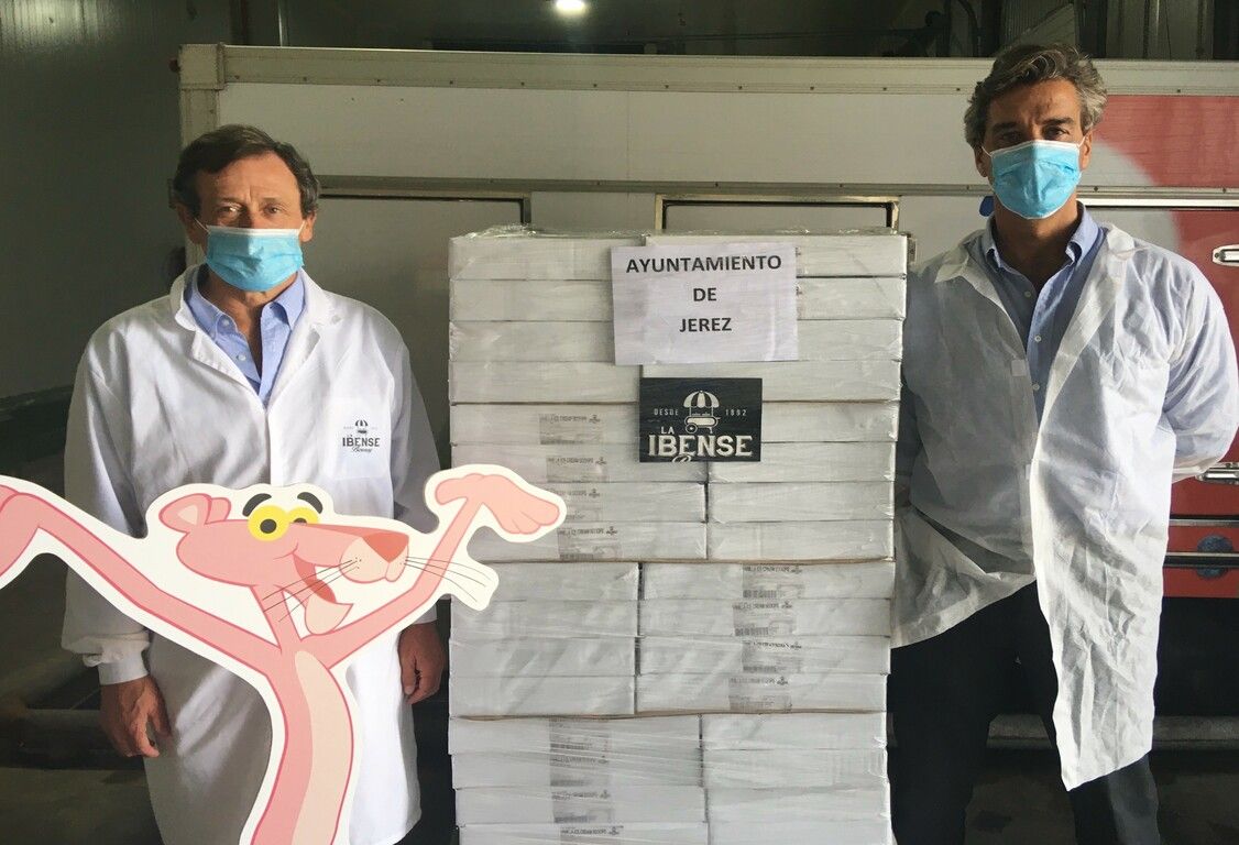 Los responsables de la Ibense, con el material donado.