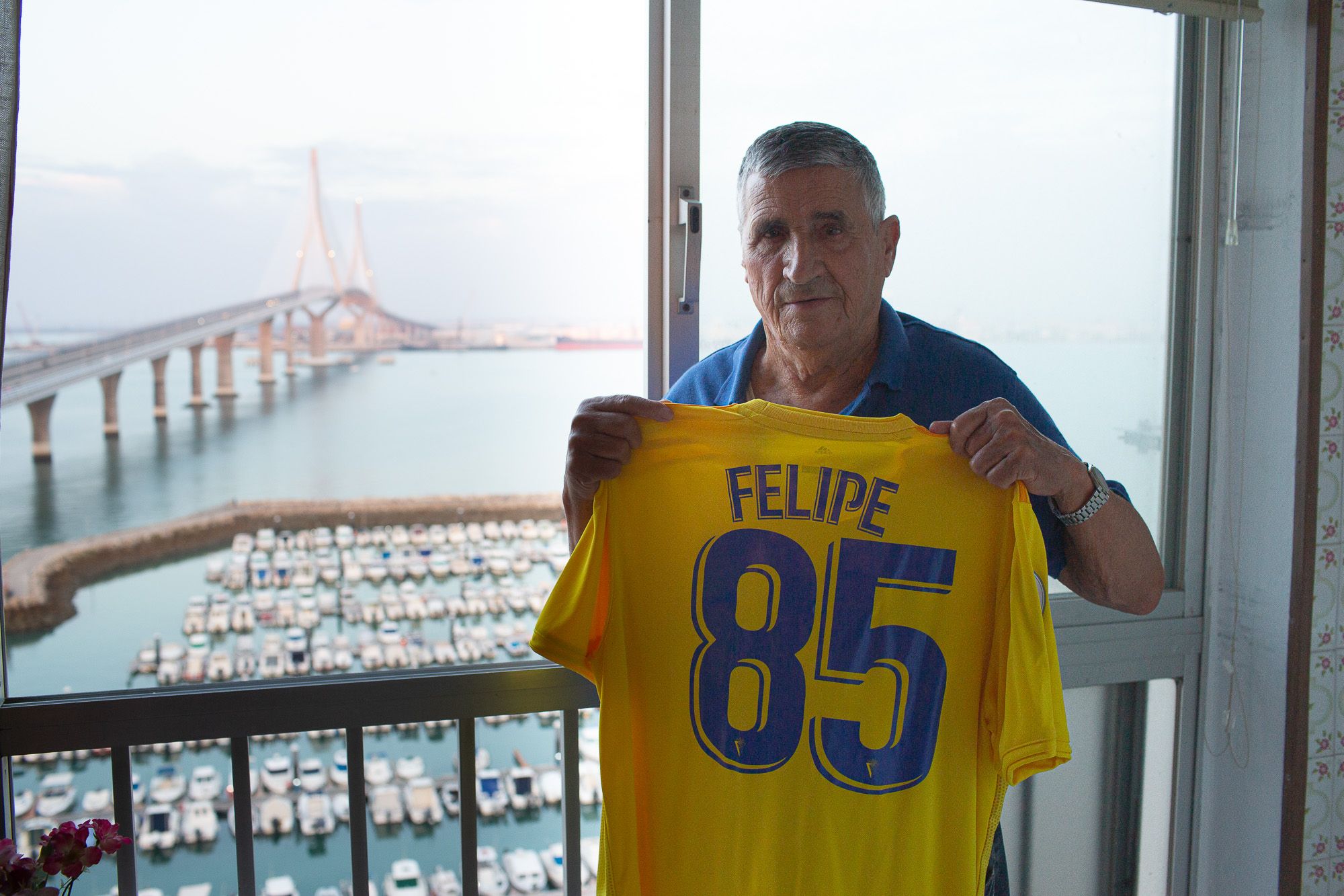 Felipe Marín, el abuelo cadista, en su casa con el Puente de 'la Pepa' al fondo.