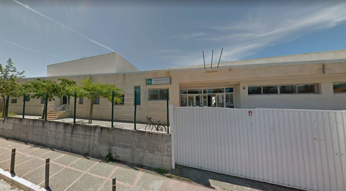 El positivo de una docente pone en cuarentena a 200 niños en el colegio La Barrosa de Chiclana. Google Maps.