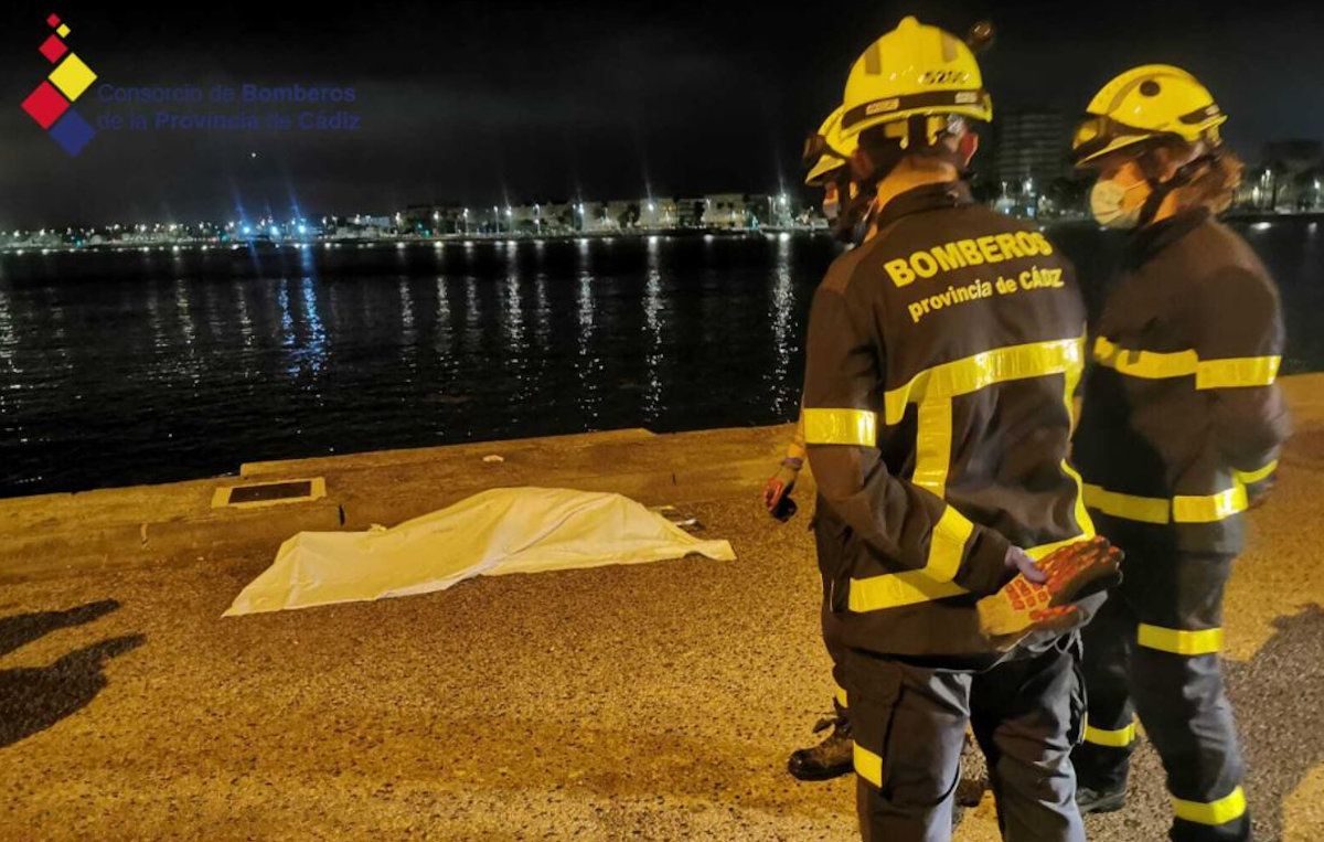 Bomberos localizan el cadáver de una mujer flotando en el mar en el Puerto Deportivo de La Línea.