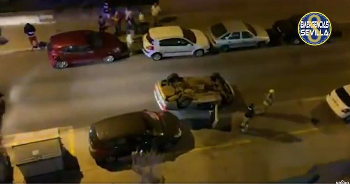 Un conductor ebrio vuelca su vehículo en una carretera de Sevilla.