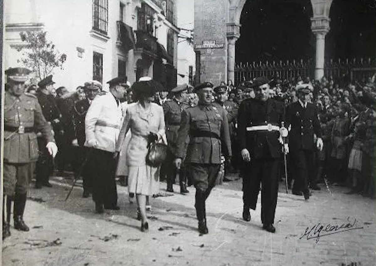 Franco paseando por las calles de Jerez.