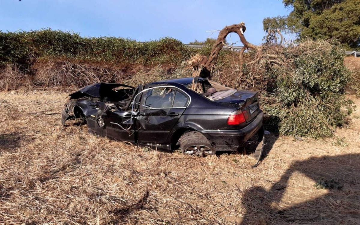 Un conductor queda atrapado dentro de su vehículo en Medina.