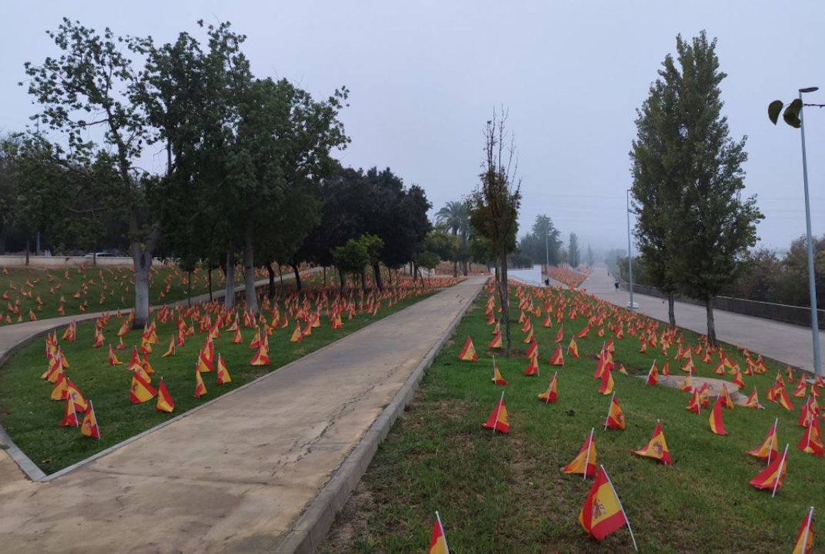 Un total de 56.000 banderas rinden homenaje a las víctimas de la pandemia del coronavirus en Sevilla.