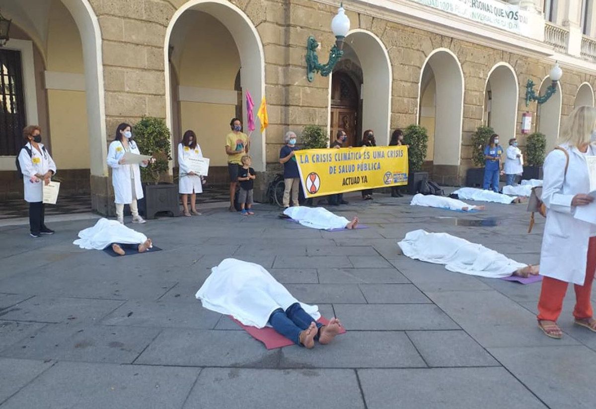 Cadáveres tapados con sábanas, la 'performance' en Cádiz contra el cambio climático.