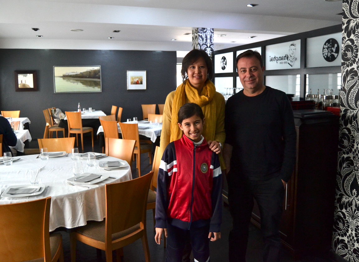 María Chan y Jesús Real junto a su pequeña, en el restaurante Shanghai, momentos después de la entrevista. FOTO: C. G. R.