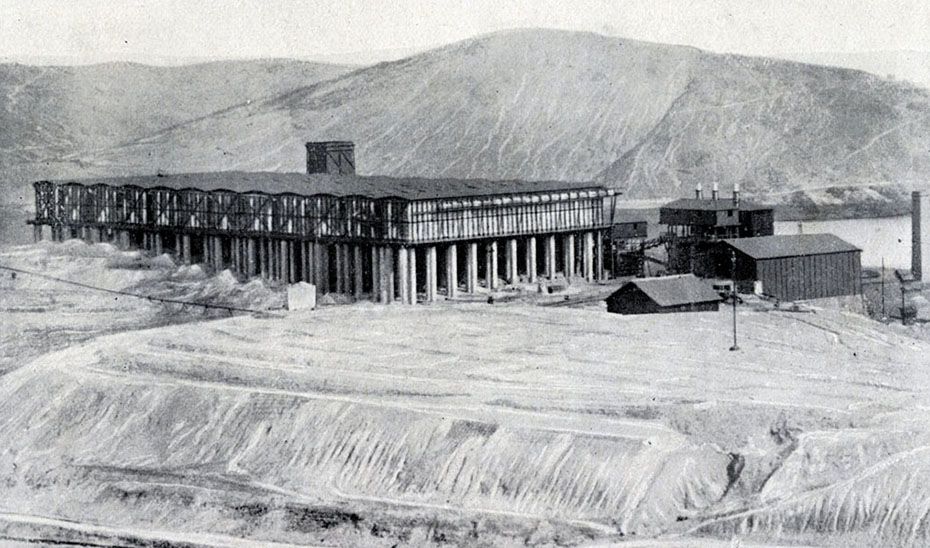 Fábrica de ácido sulfúrico de Riotinto. Publicada hacia 1912 en el Portfolio Fotográfico de España.