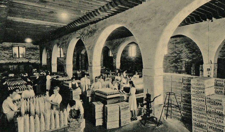 Interior de una bodega de Jerez de la Frontera. Tarjeta postal de la década de 1920.