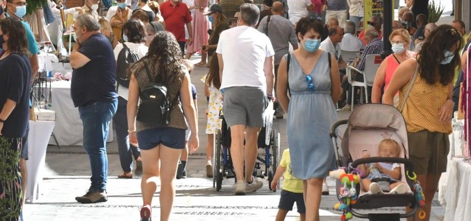 Vecinos de Tomares, el municipio de mayor renta media de Andalucía, en una imagen reciente.