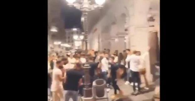 Un botellón de estudiantes en Granada durante los días pasados. Un botellón de estudiantes en Granada durante los días pasados.