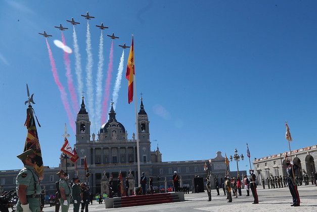 La Patrulla Águila, dibujando la bandera de España de color blanco por un "fallo técnico".