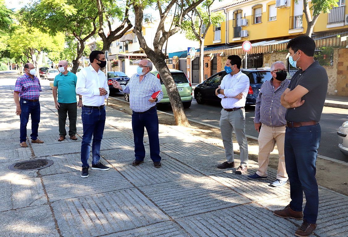 Un momento de la visita en la que se ha anunciado la renovación del bulevar de Olivar de Rivero.