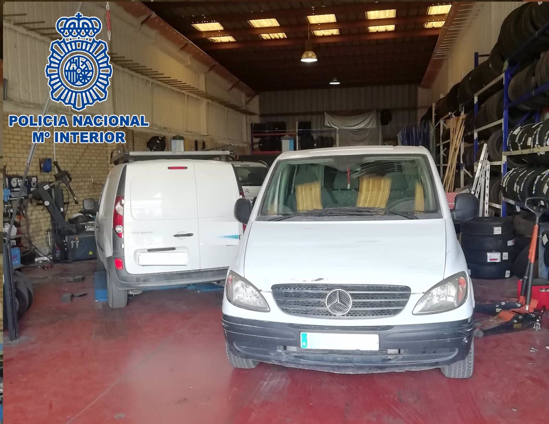 Detenidas tres personas en Algeciras por estafa a sus clientes en un taller de vehículos clandestino.