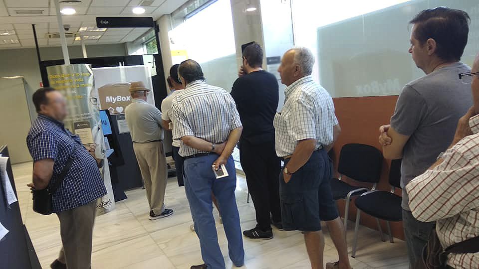 Colas en el interior de una entidad bancaria en Jerez, en días pasados. Autor: GANEMOS