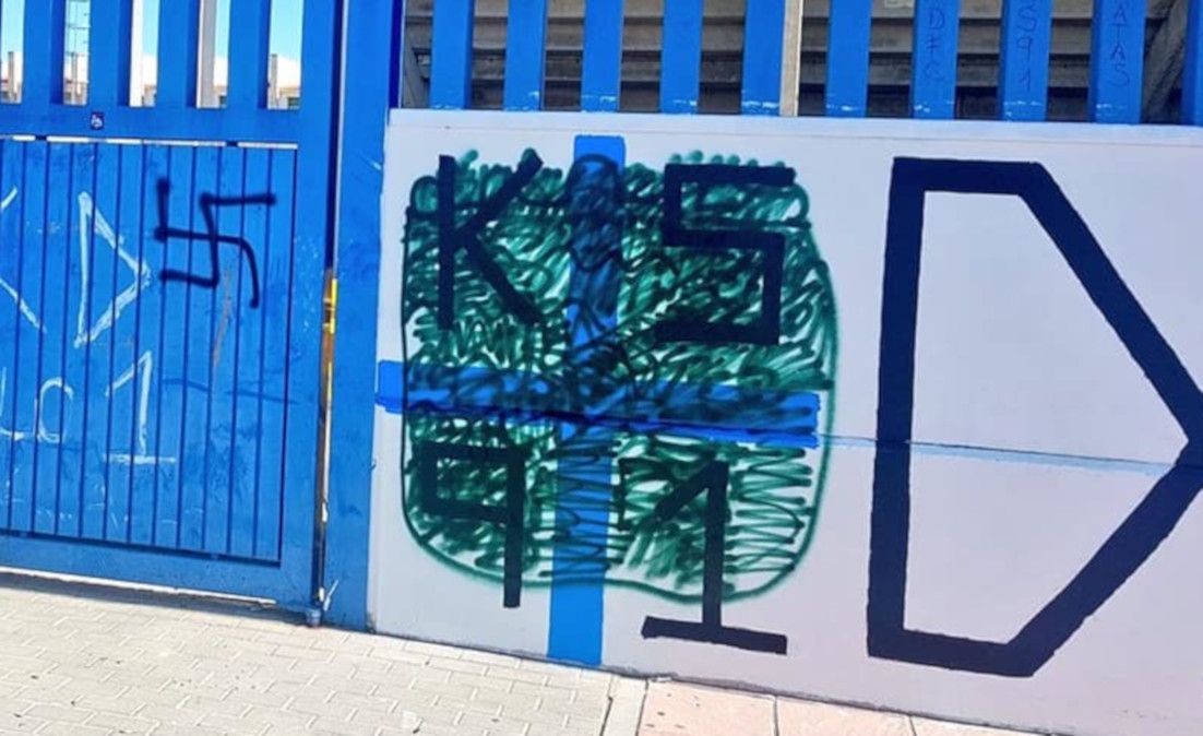 Una esvástica en un mural contra el racismo de Kolectivo Sur. FOTO: KS