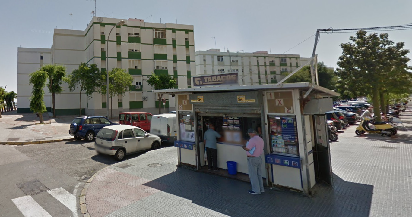 El despacho de la calle Alcalde Blázquez de Cádiz, donde fue sellado el boleto de Bonoloto premiado, en una imagen de Google Maps.