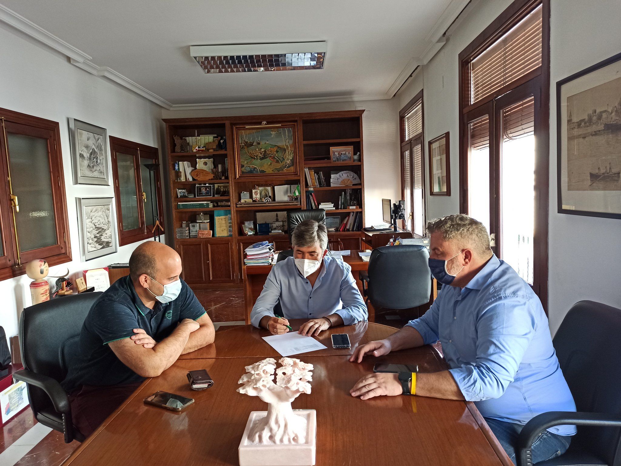 El alcalde de Coria del Río, Modesto González, en el centro. FOTO: Ayto