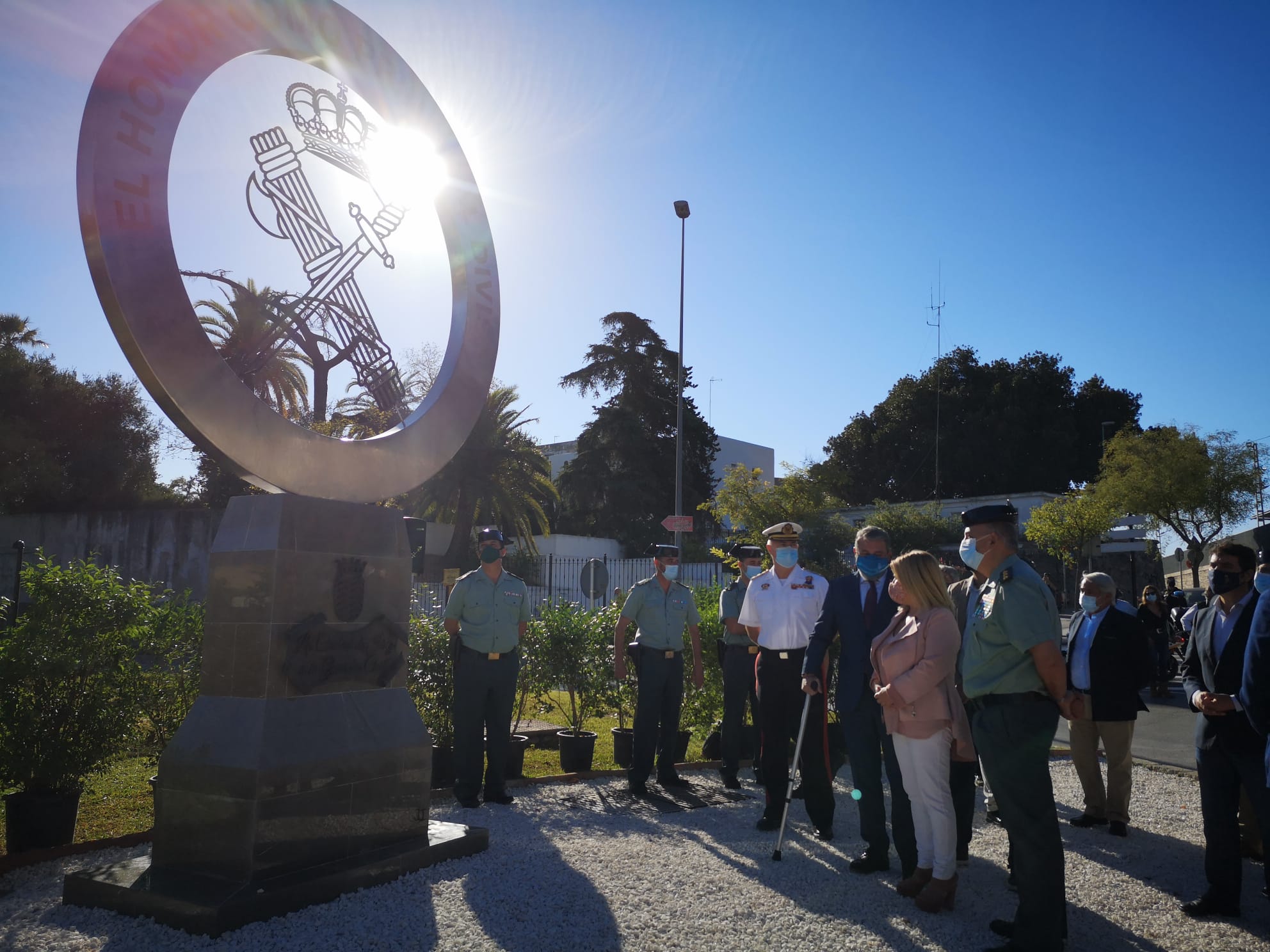 Un momento de la inauguración de la rotonda dedicada a la Guardia Civil, en Jerez.