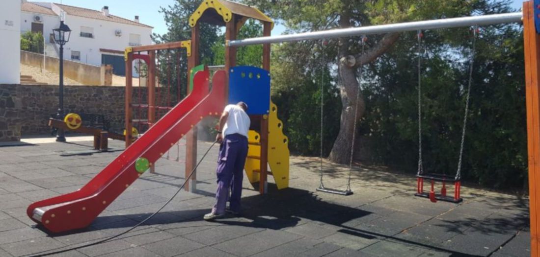 Labores de desinfección contra el covid en El Granado. FOTO: Ayto.