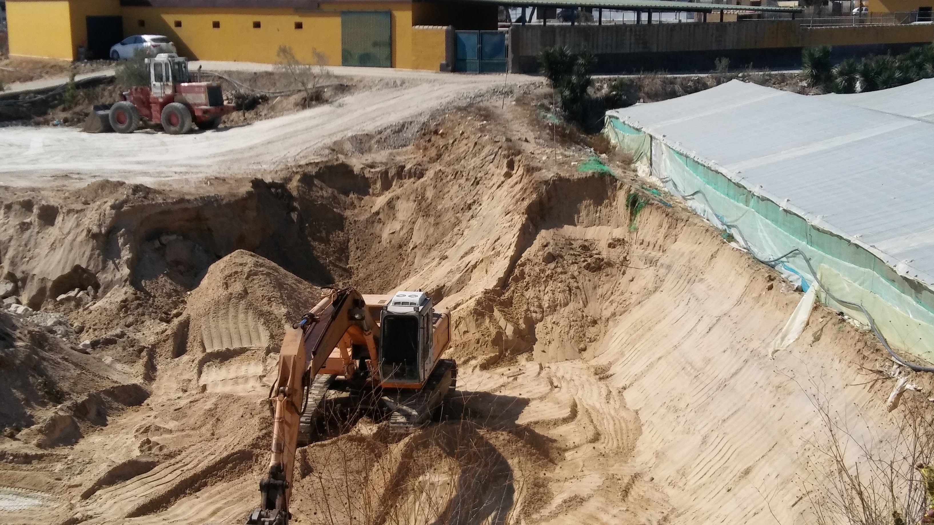 Extracción de arena de un navazo en Sanlúcar, en una imagen reciente. Autor: ECOLOGISTAS EN ACCIÓN