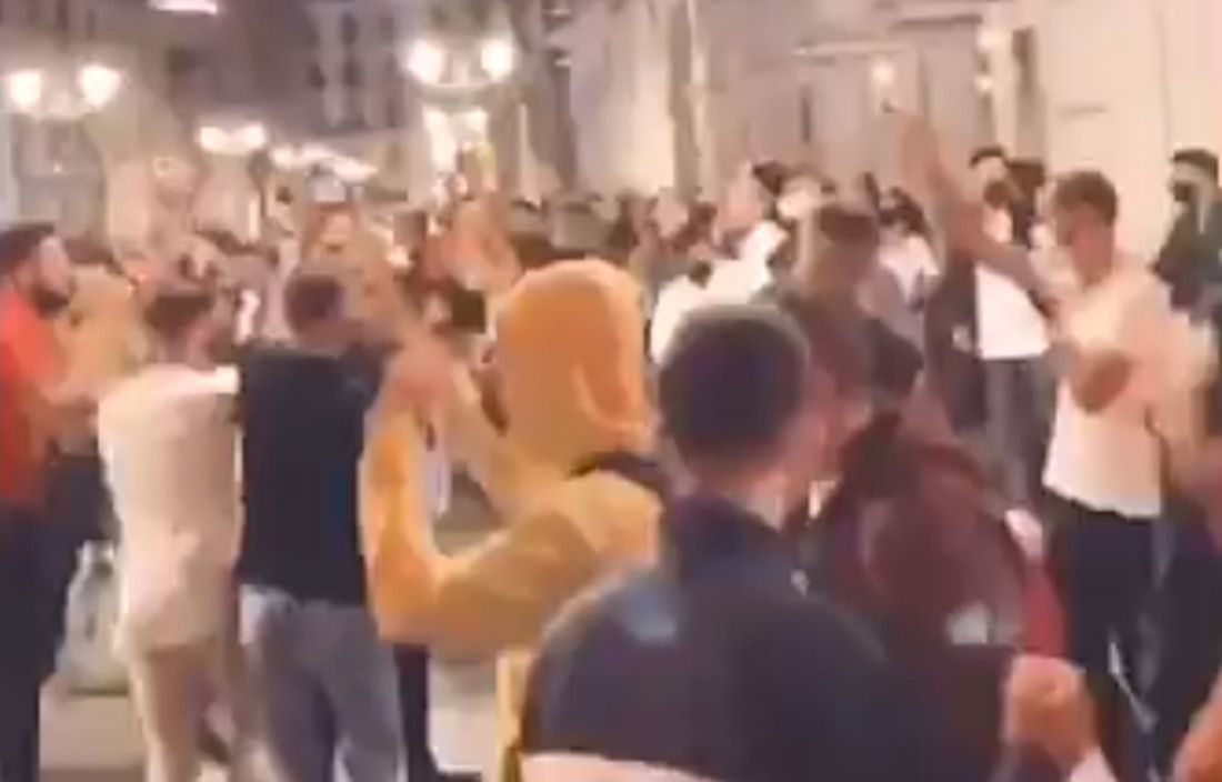 Un botellón en Granada en días pasados protagonizado por universitarios antes de las restricciones.