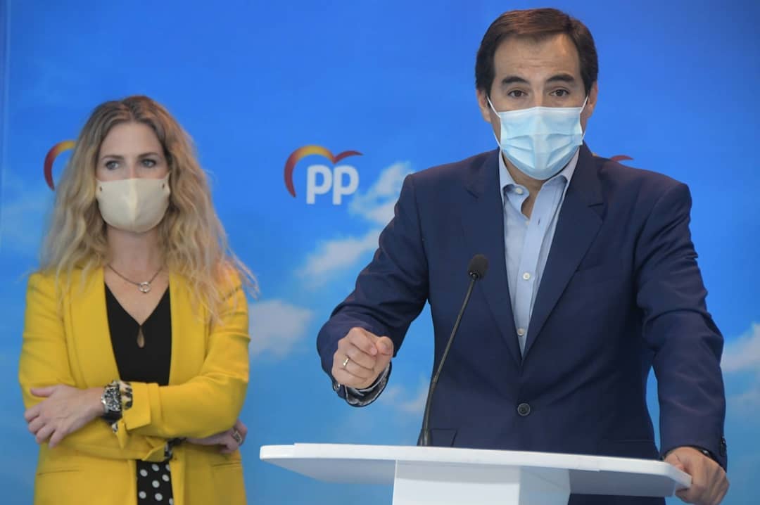 El portavoz del PP en el Parlamento de Andalucía, José Antonio Nieto, junto a la presidenta provincial, Ana Mestre, en rueda de prensa.