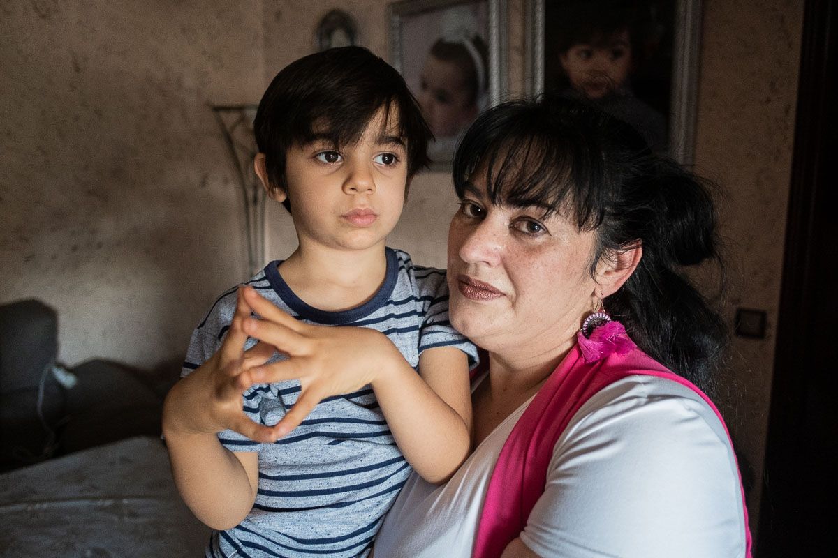 Ana Aliaño, con su hijo Manuel Jesús, en su casa.