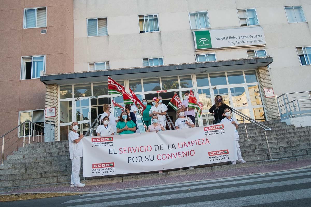 Trabajadoras de limpieza del Hospital de Jerez, durante una protesta reciente.