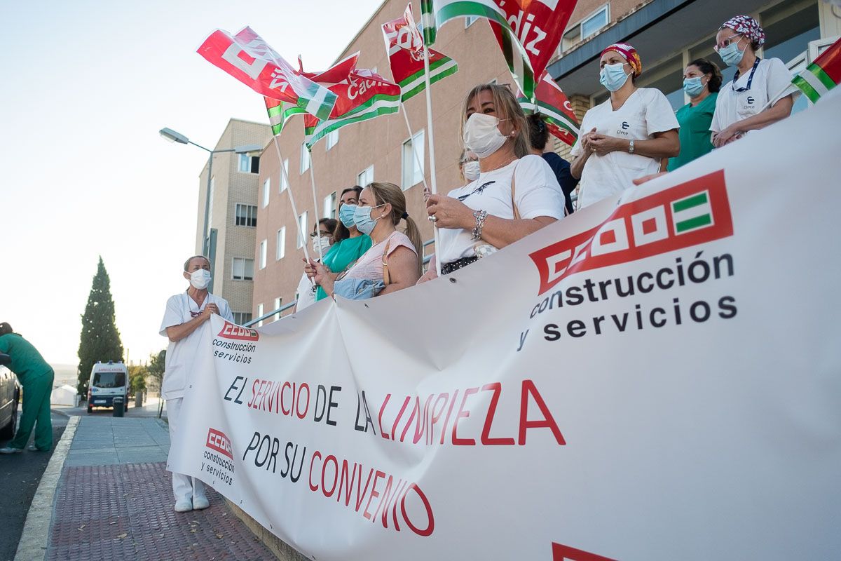 Las limpiadoras del Hospital de Jerez, durante la concentración. Las limpiadoras del Hospital de Jerez, durante la concentración.