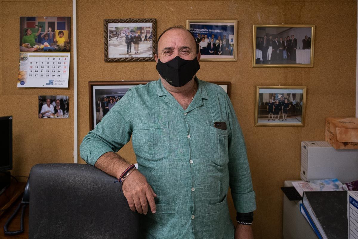 Miguel González Mata, en su despacho de Fiestas, lleno de recuerdos. Miguel González Mata, en su despacho de Fiestas, lleno de recuerdos.