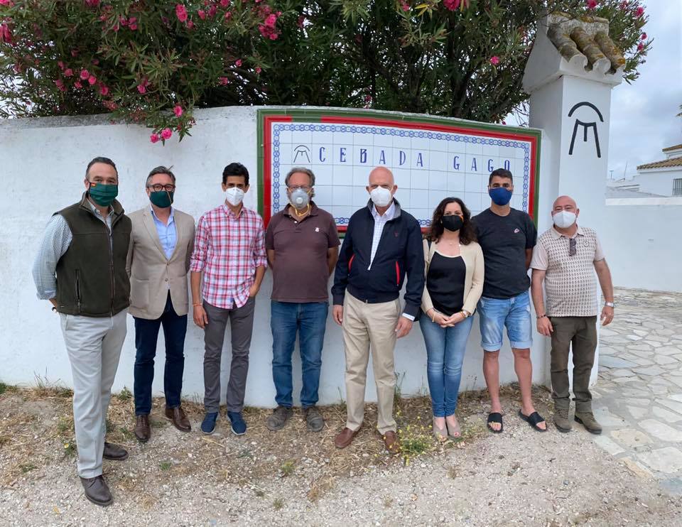 Aumesquet, el primero a la izda. en la imagen, junto a otros miembros de Vox en Cádiz, en una imagen de archivo.